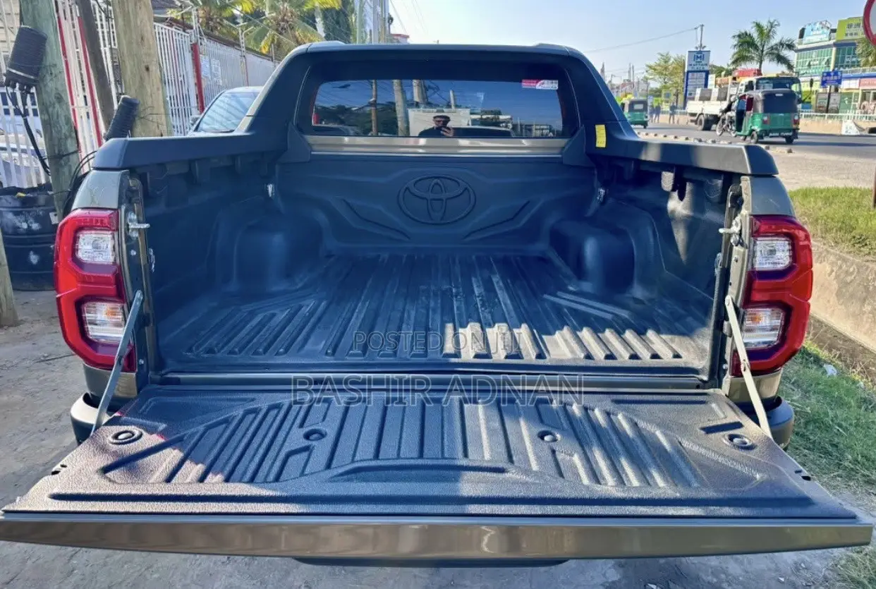 Toyota Hilux 2024 Gray