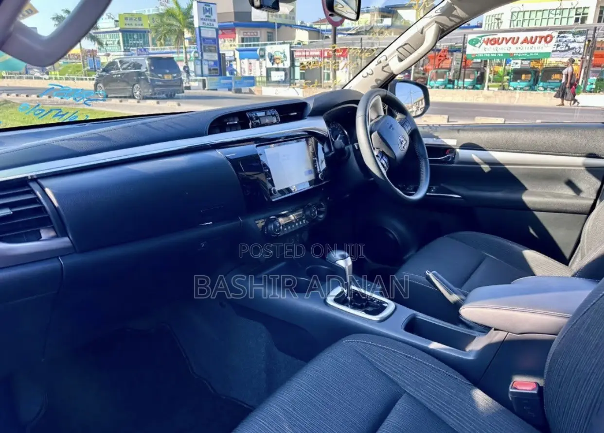 Toyota Hilux 2024 Gray