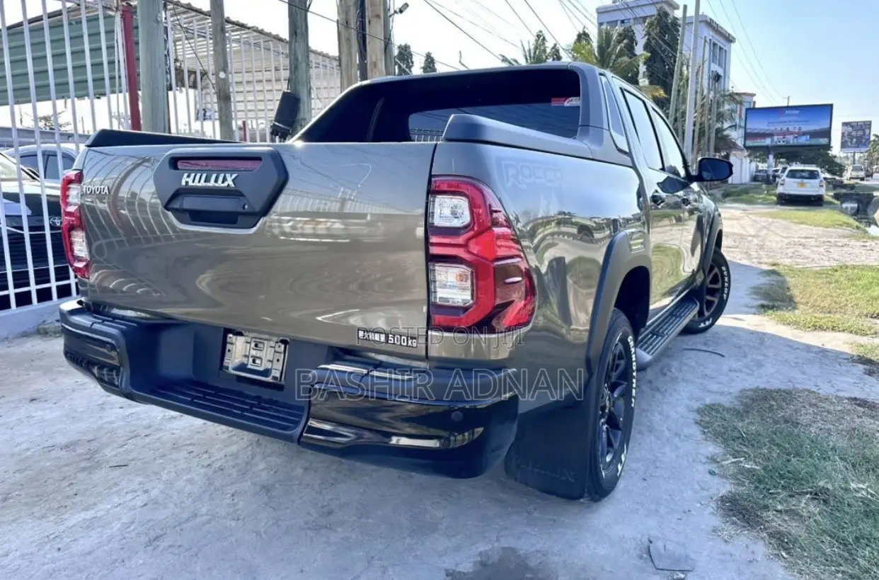 Toyota Hilux 2024 Gray