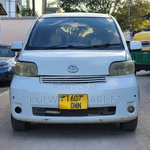 Toyota Porte 2005 White