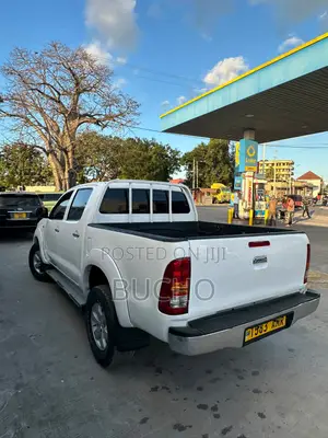 Toyota Hilux 2003 White