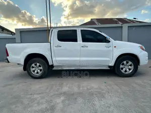 Toyota Hilux 2003 White