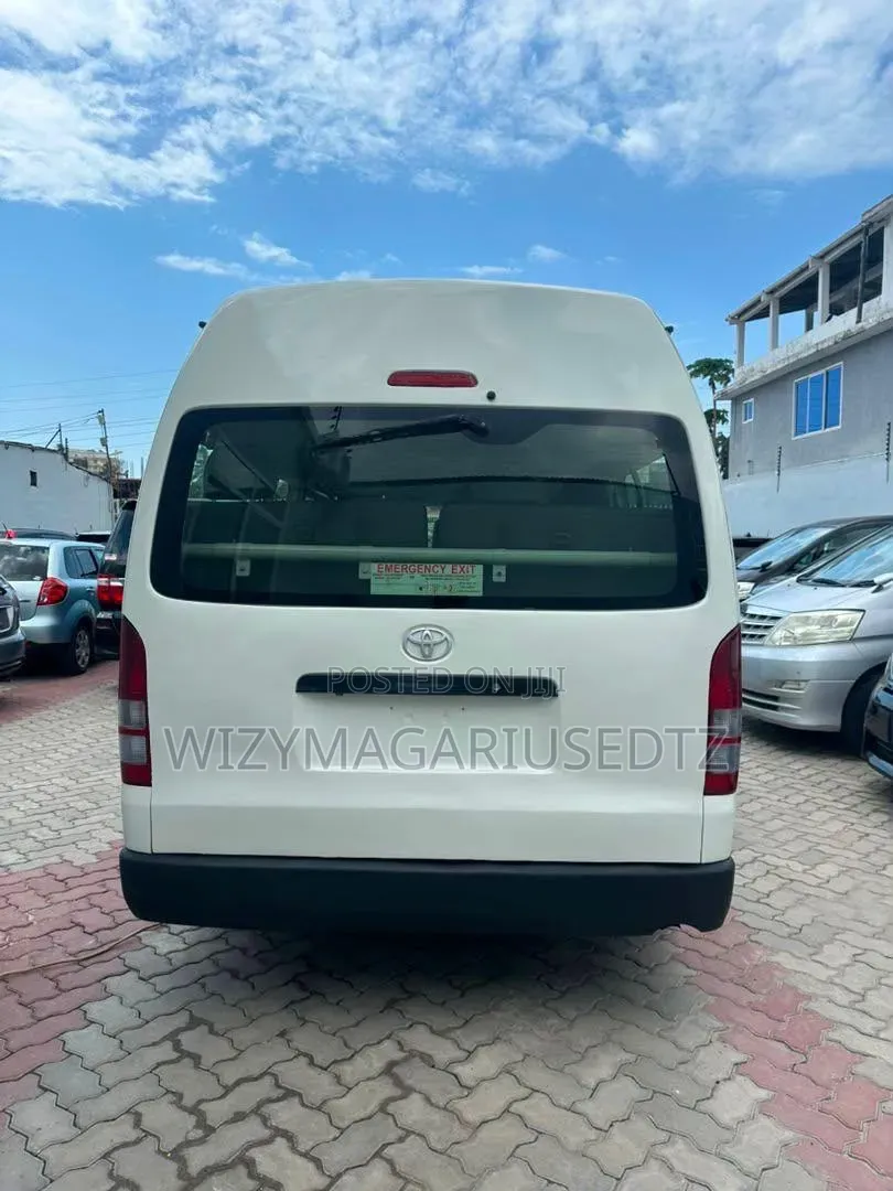 Toyota HiAce 2014 White