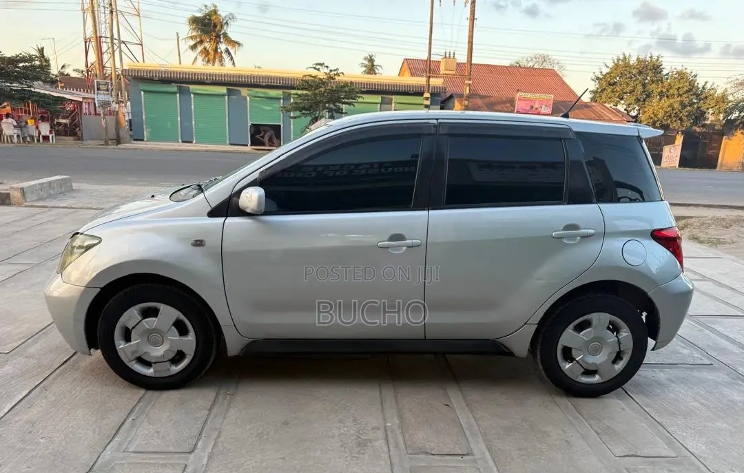 Toyota IST 2002 Silver