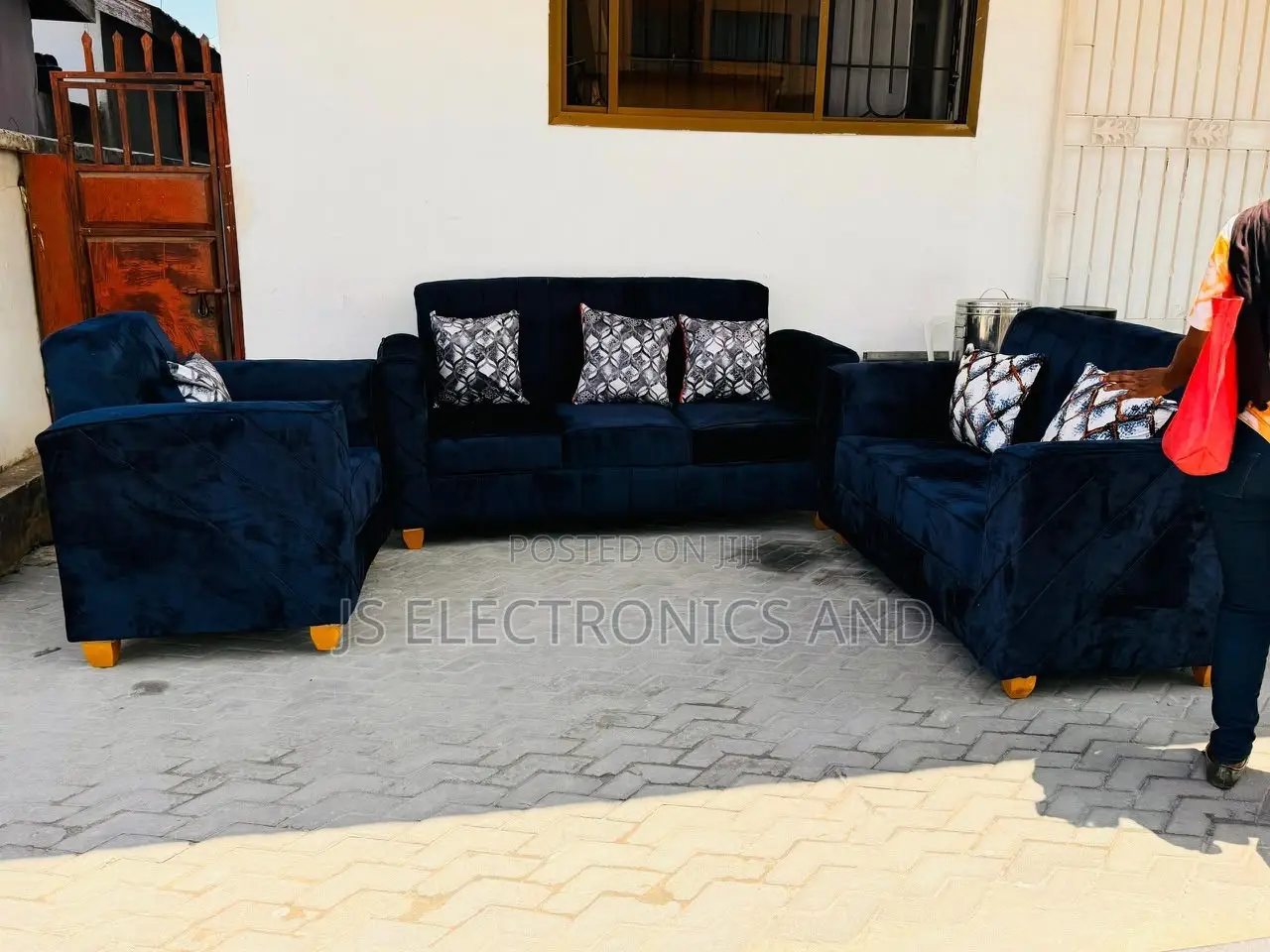 Sofa Set 3:2:1 Kali Sana Watu Zaidi Ya Sita Wanakaa
