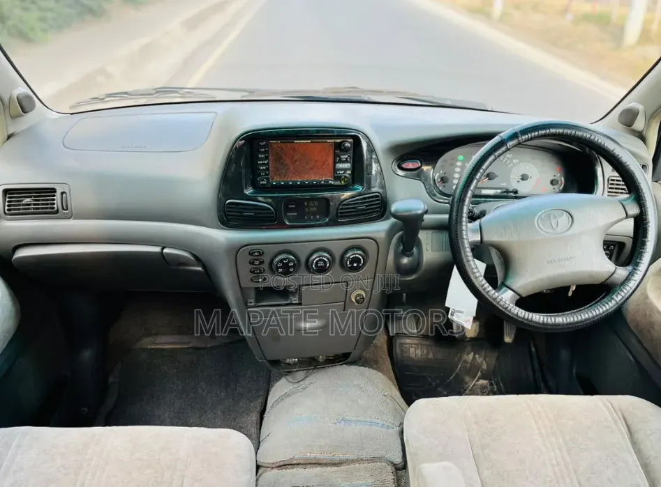 Toyota Noah 2.0 AWD (8 Seater) 2002 Silver