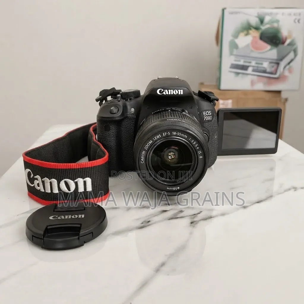Canon 700D Na Lens Ya 18-55mm, Mkanda Na Chaja Yake.