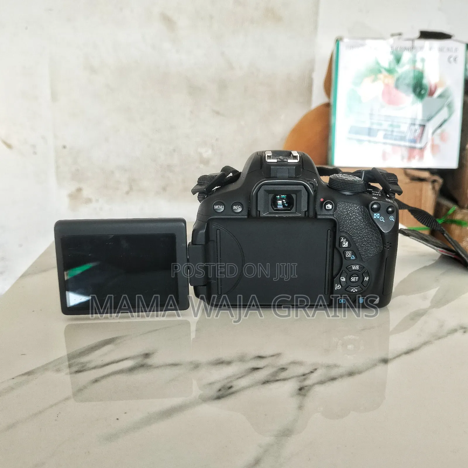 Canon 700D Na Lens Ya 18-55mm, Mkanda Na Chaja Yake.