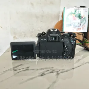Canon 700D Na Lens Ya 18-55mm, Mkanda Na Chaja Yake.