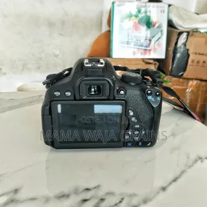 Canon 700D Na Lens Ya 18-55mm, Mkanda Na Chaja Yake.