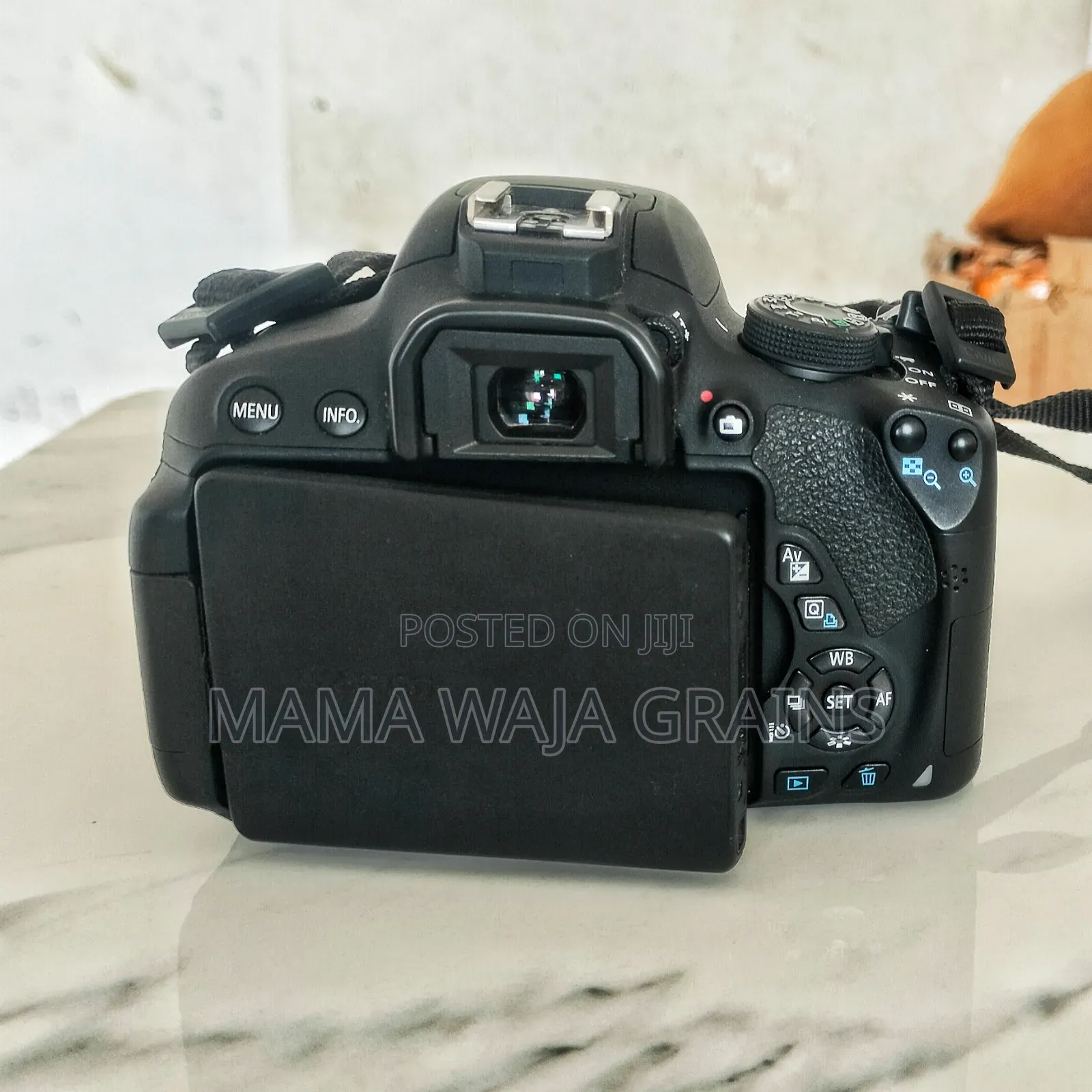 Canon 700D Na Lens Ya 18-55mm, Mkanda Na Chaja Yake.