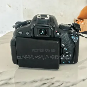Canon 700D Na Lens Ya 18-55mm, Mkanda Na Chaja Yake.