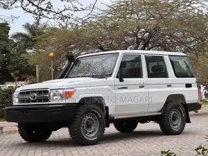 Toyota Land Cruiser 2016 White