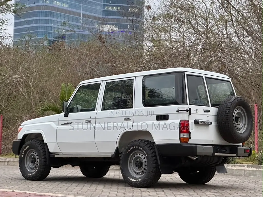 Toyota Land Cruiser 2016 White