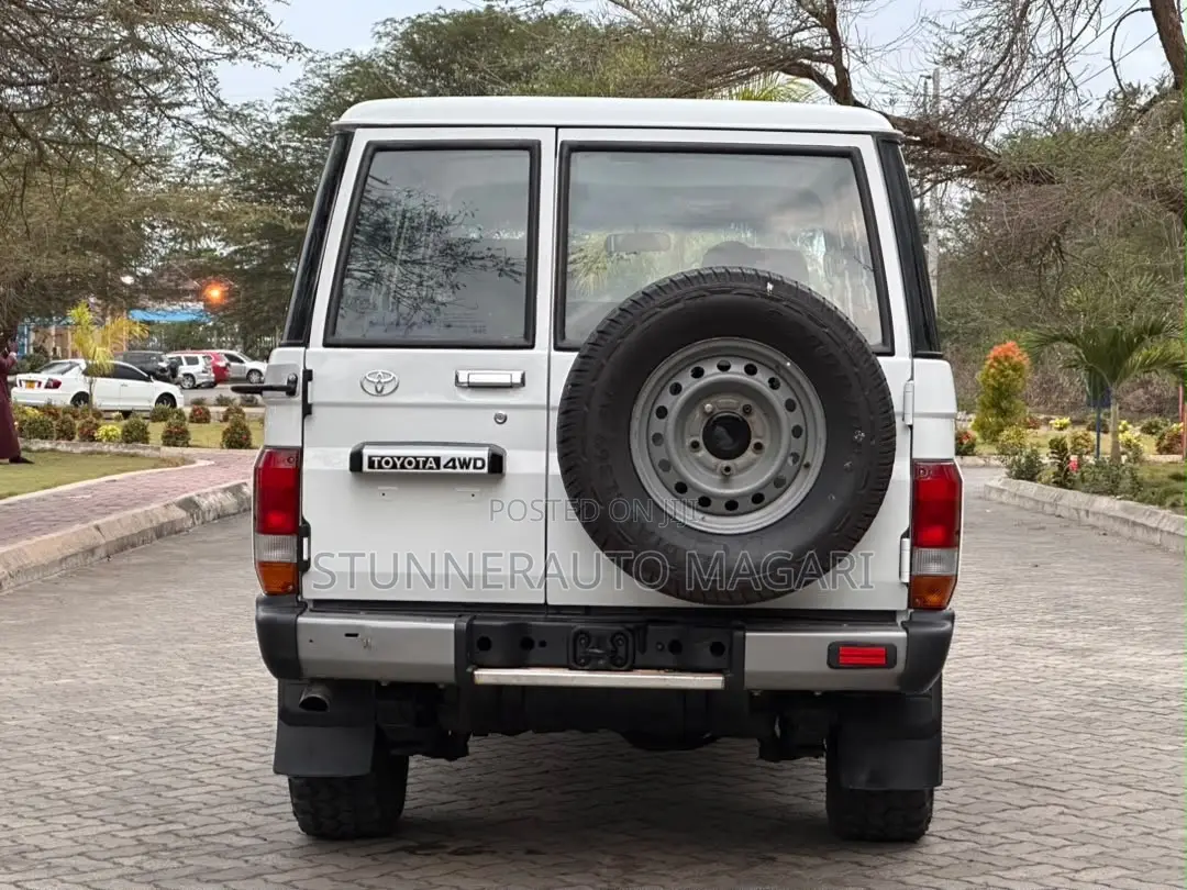 Toyota Land Cruiser 2016 White