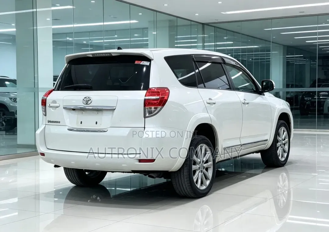 Toyota Vanguard 2013 White