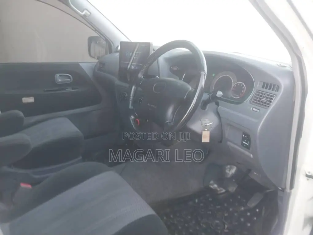 Toyota Noah 2.0 FWD (8 Seater) 2003 White
