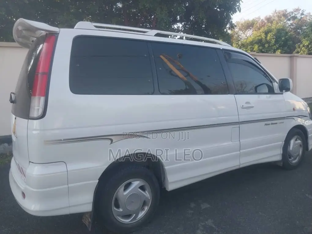 Toyota Noah 2.0 FWD (8 Seater) 2003 White