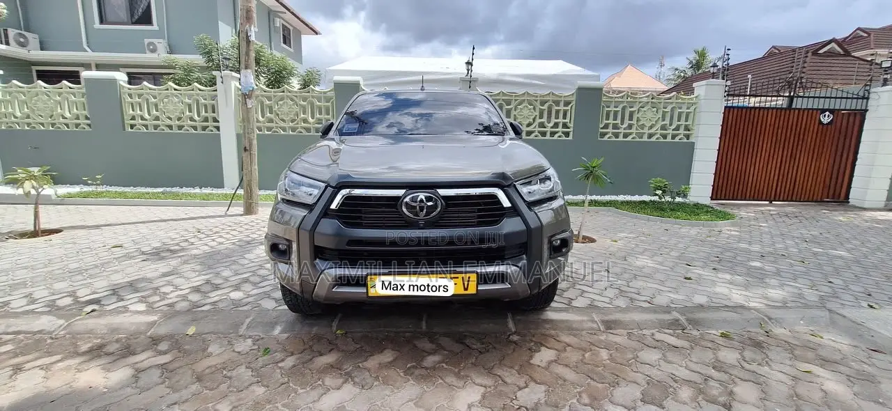 Toyota Hilux 2022 Brown
