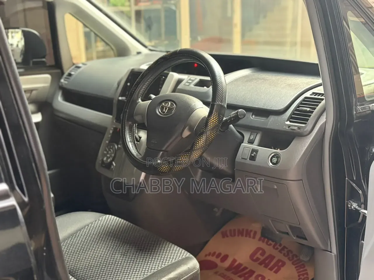Toyota Noah 2.0 143hp FWD (8 Seater) 2009 Black
