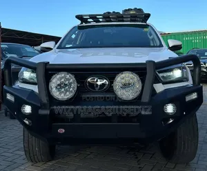 Toyota Hilux 2024 Ivory