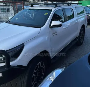 Toyota Hilux 2024 Ivory