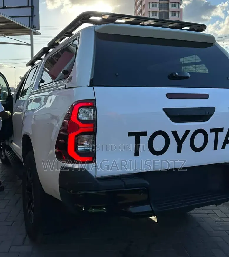 Toyota Hilux 2024 Ivory