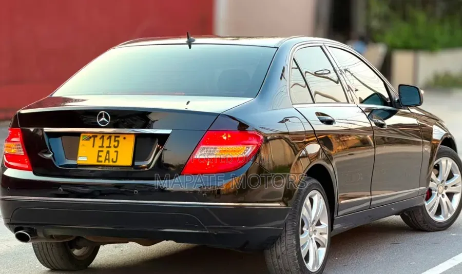 Mercedes-Benz C200 2010 Black