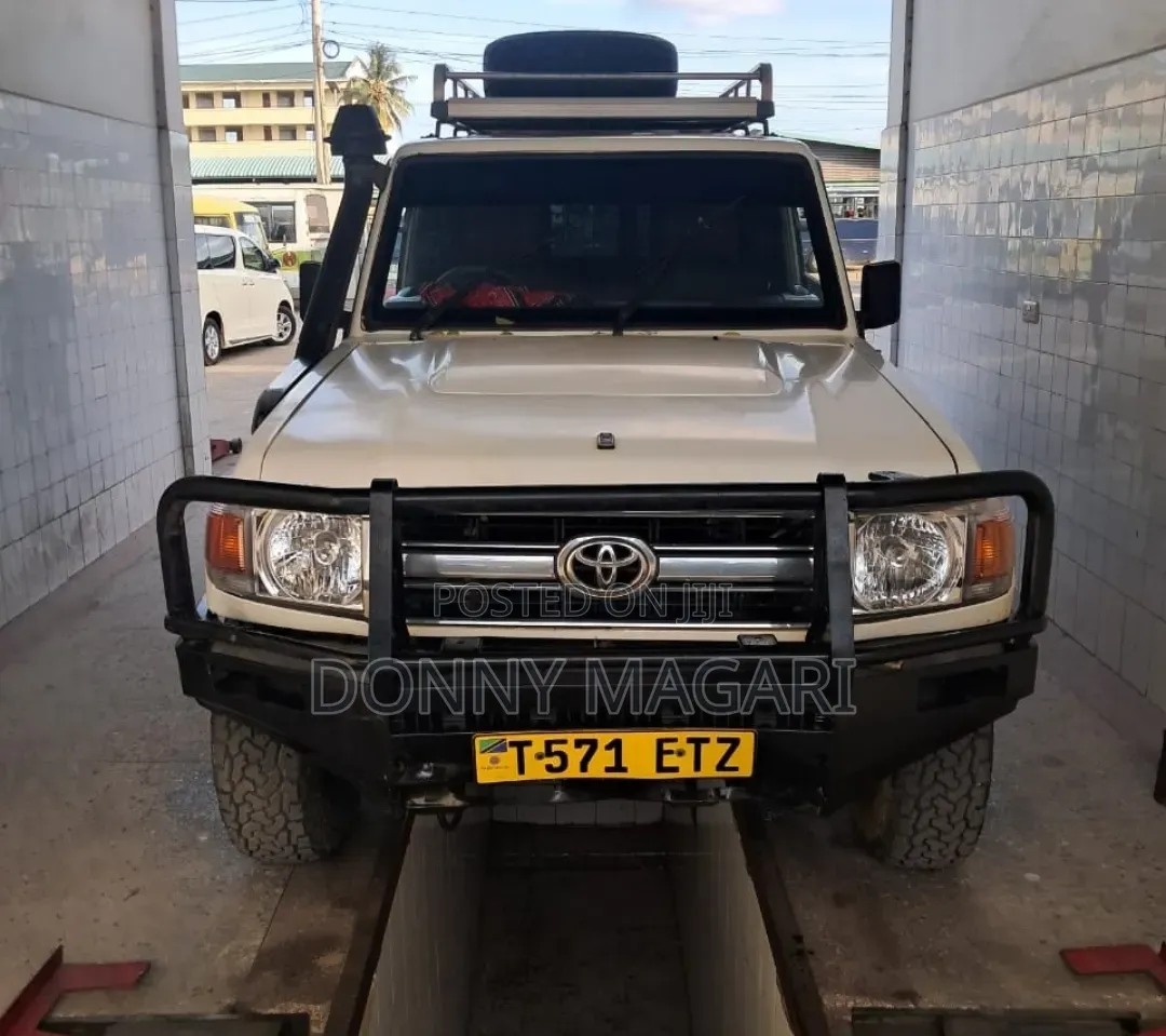 Toyota Land Cruiser 2013 White