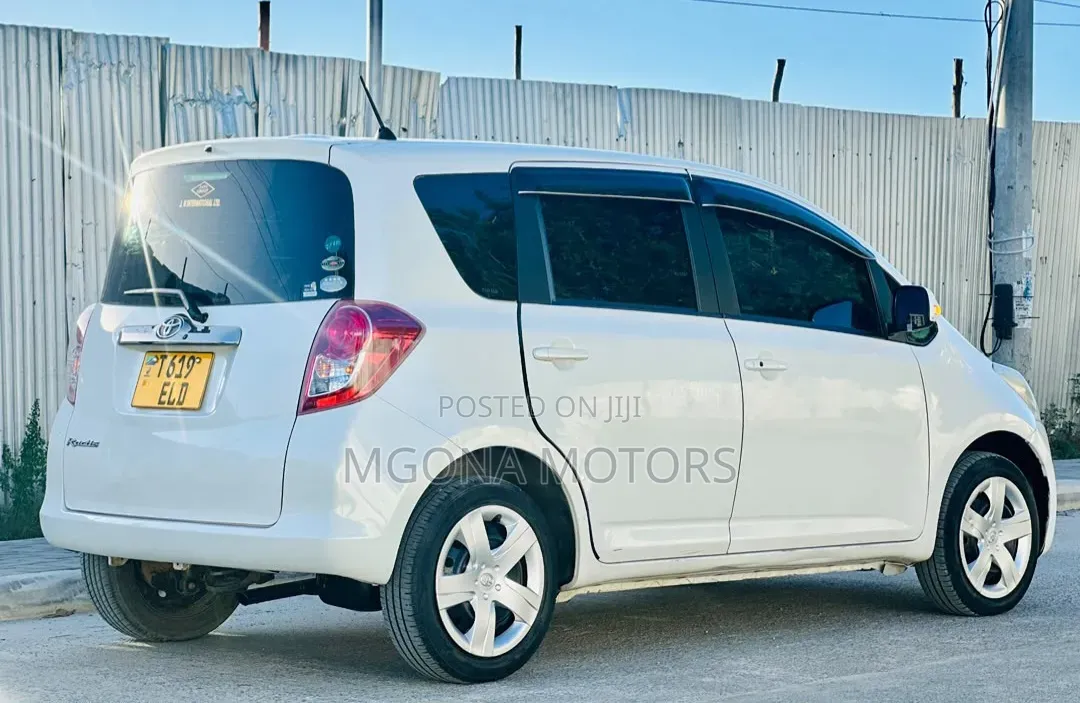 Toyota Ractis 2006 White