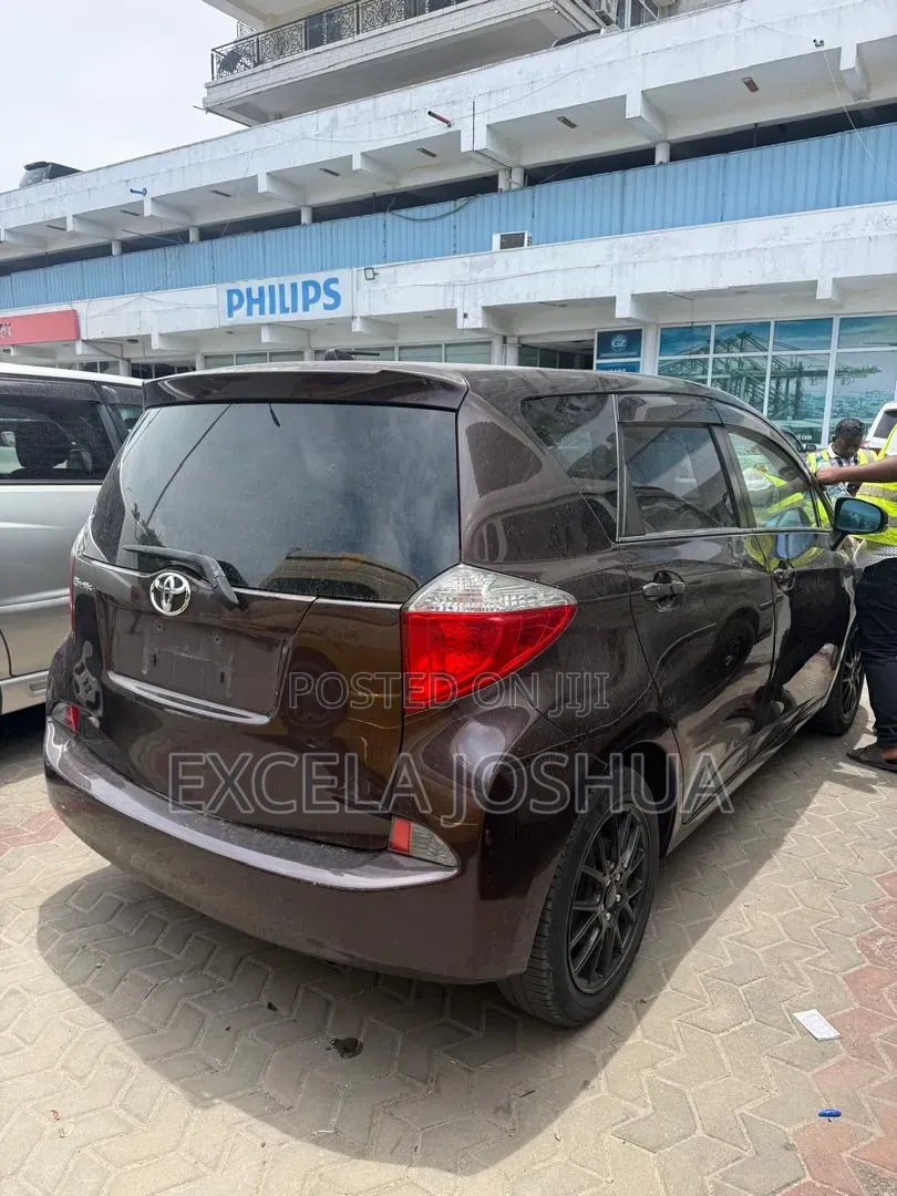 Toyota Ractis 1.3 FWD 2011 Black