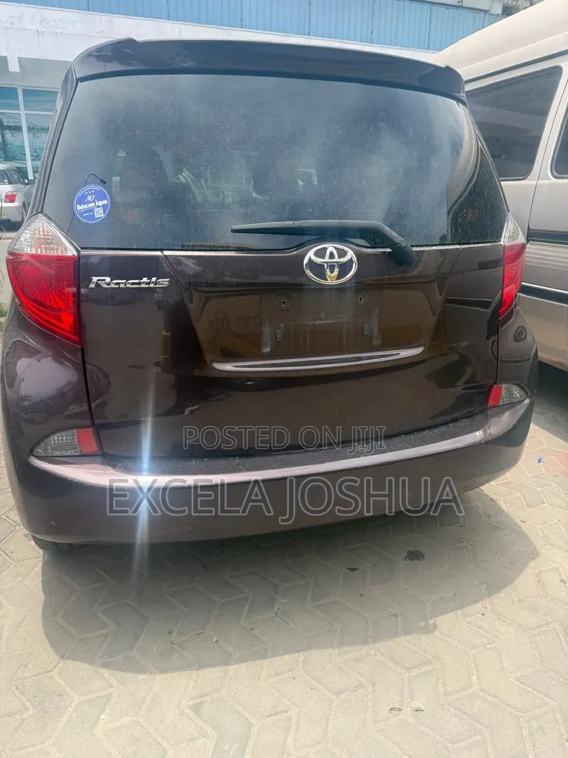 Toyota Ractis 1.3 FWD 2011 Black
