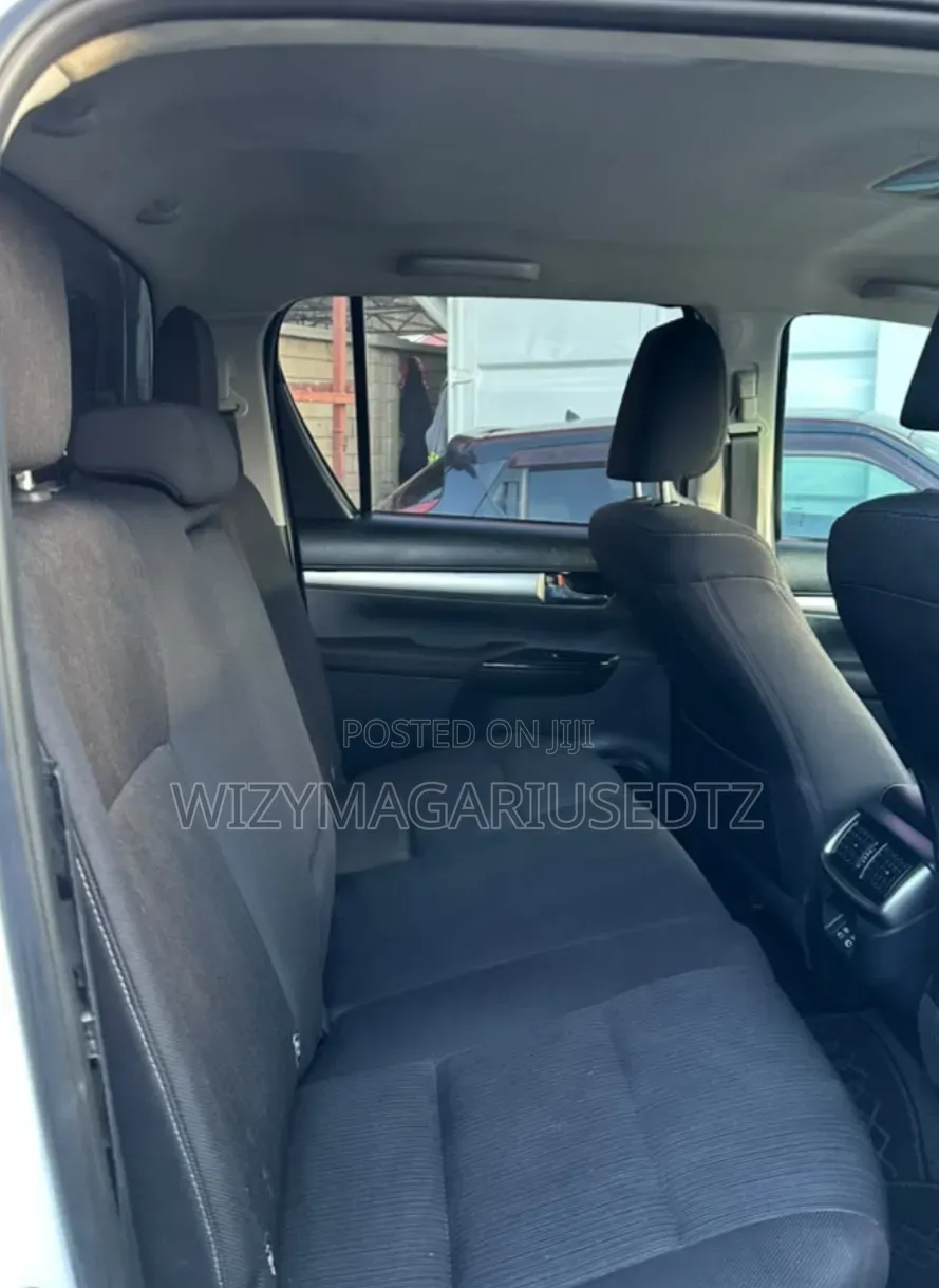 Toyota Hilux 2024 Ivory