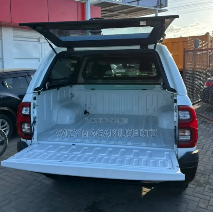 Toyota Hilux 2024 Ivory