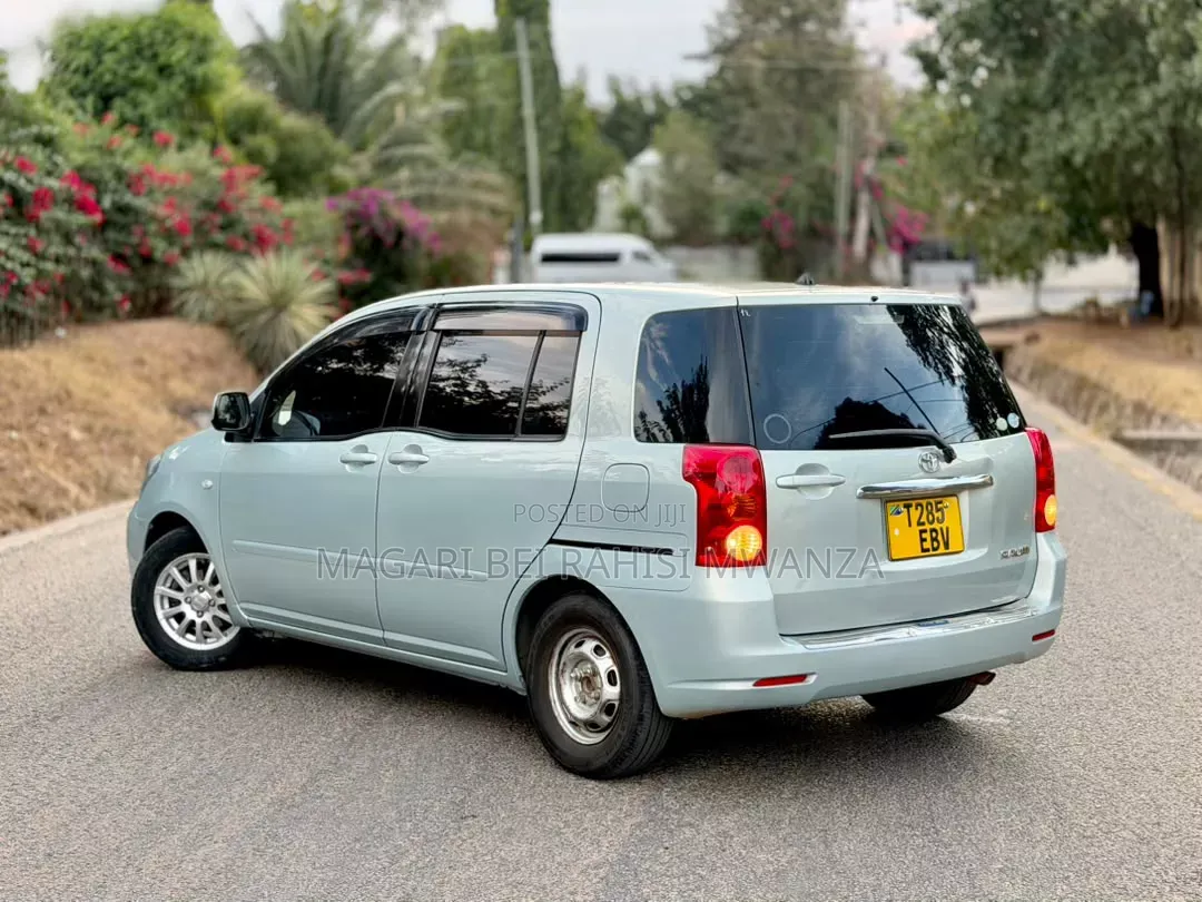 Toyota Raum 2005 Silver