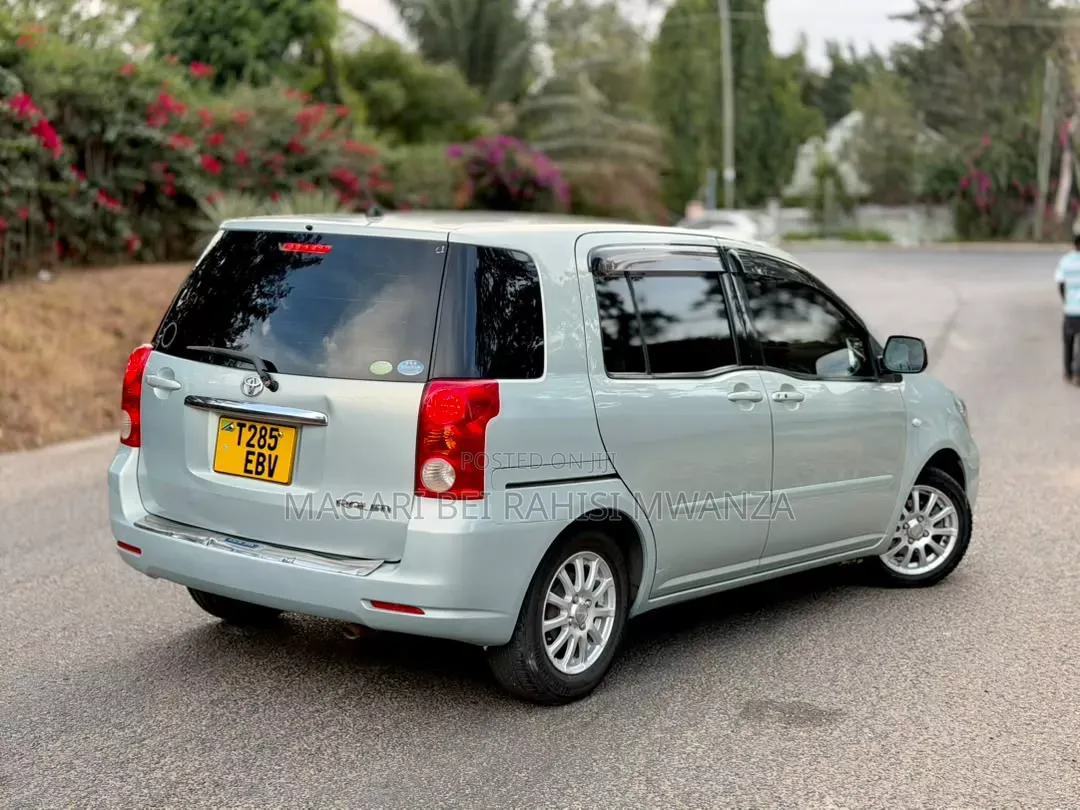 Toyota Raum 2005 Silver