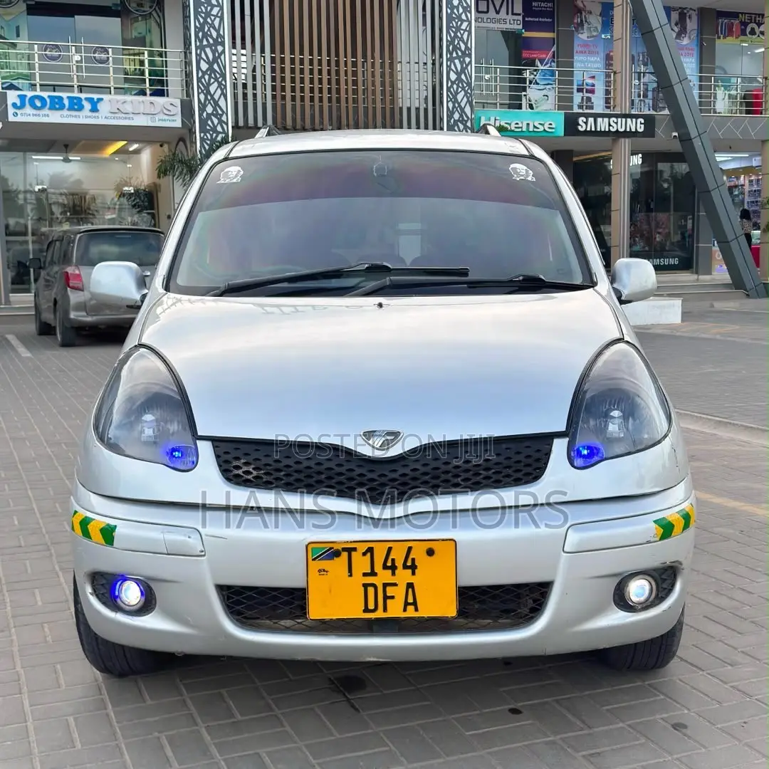 Toyota Fun Cargo 2004 Silver