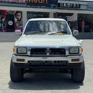 Toyota Hilux 1999 White