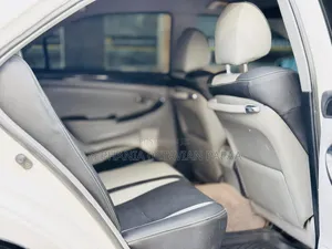 Toyota Crown Royale 2005 White
