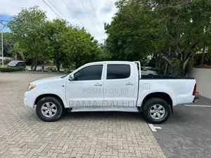 Toyota Hilux 2003 White
