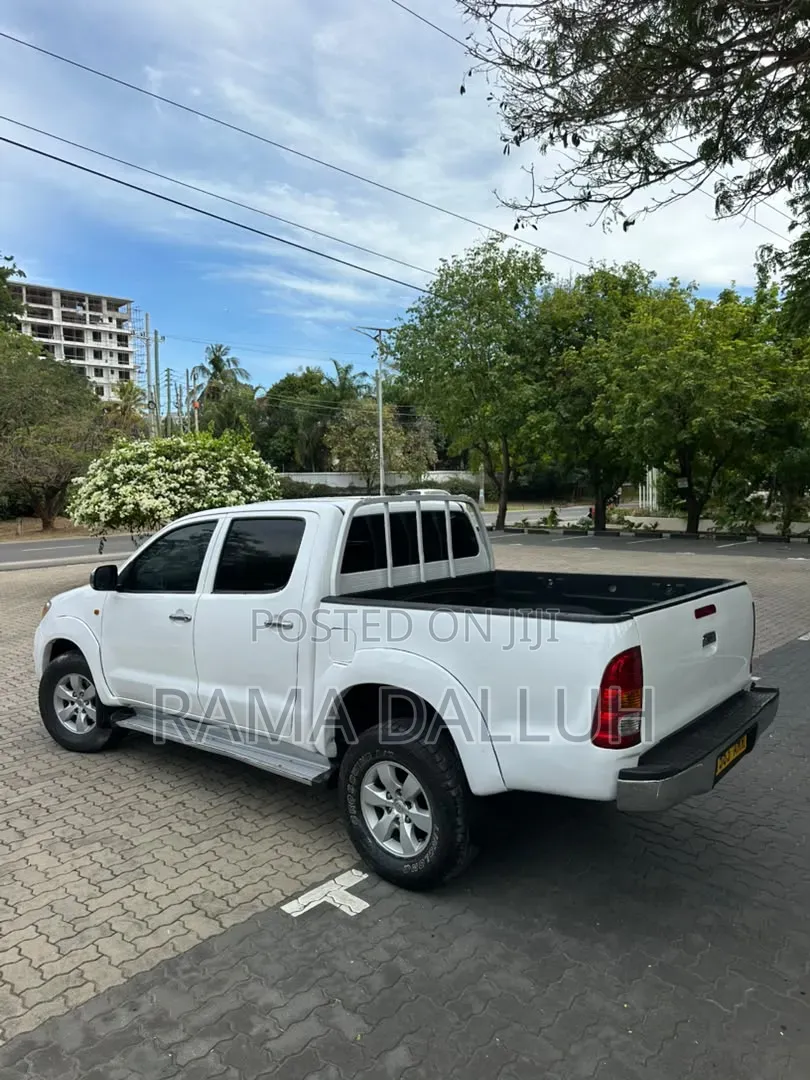 Toyota Hilux 2003 White