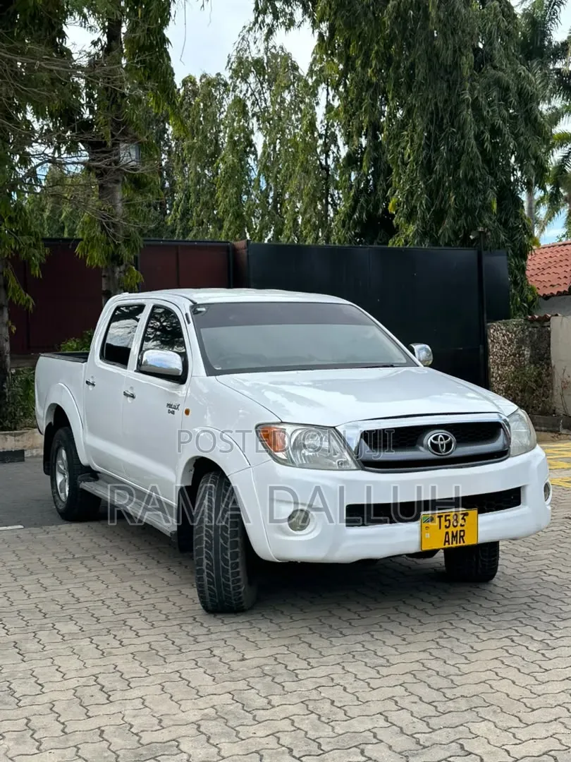 Toyota Hilux 2003 White