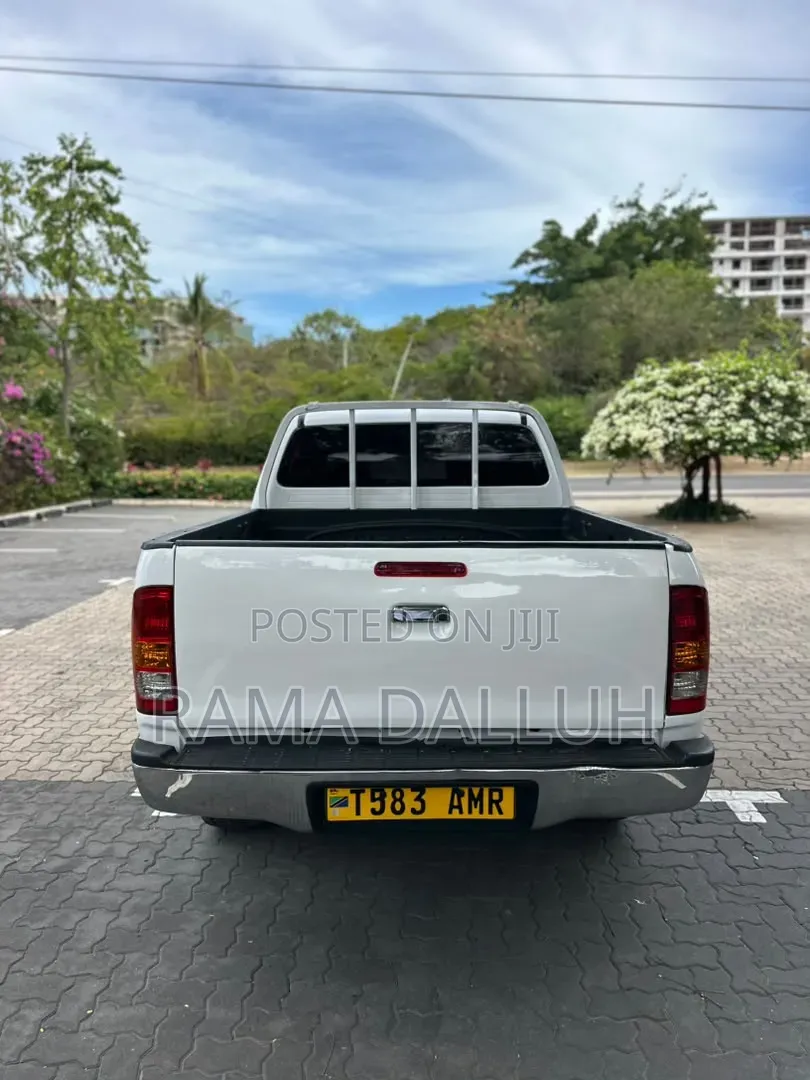 Toyota Hilux 2003 White