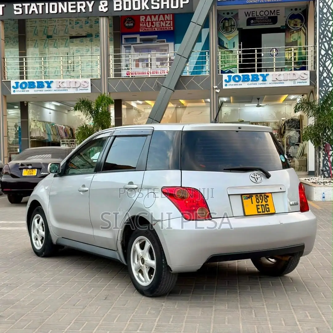 Toyota IST 2004 Silver