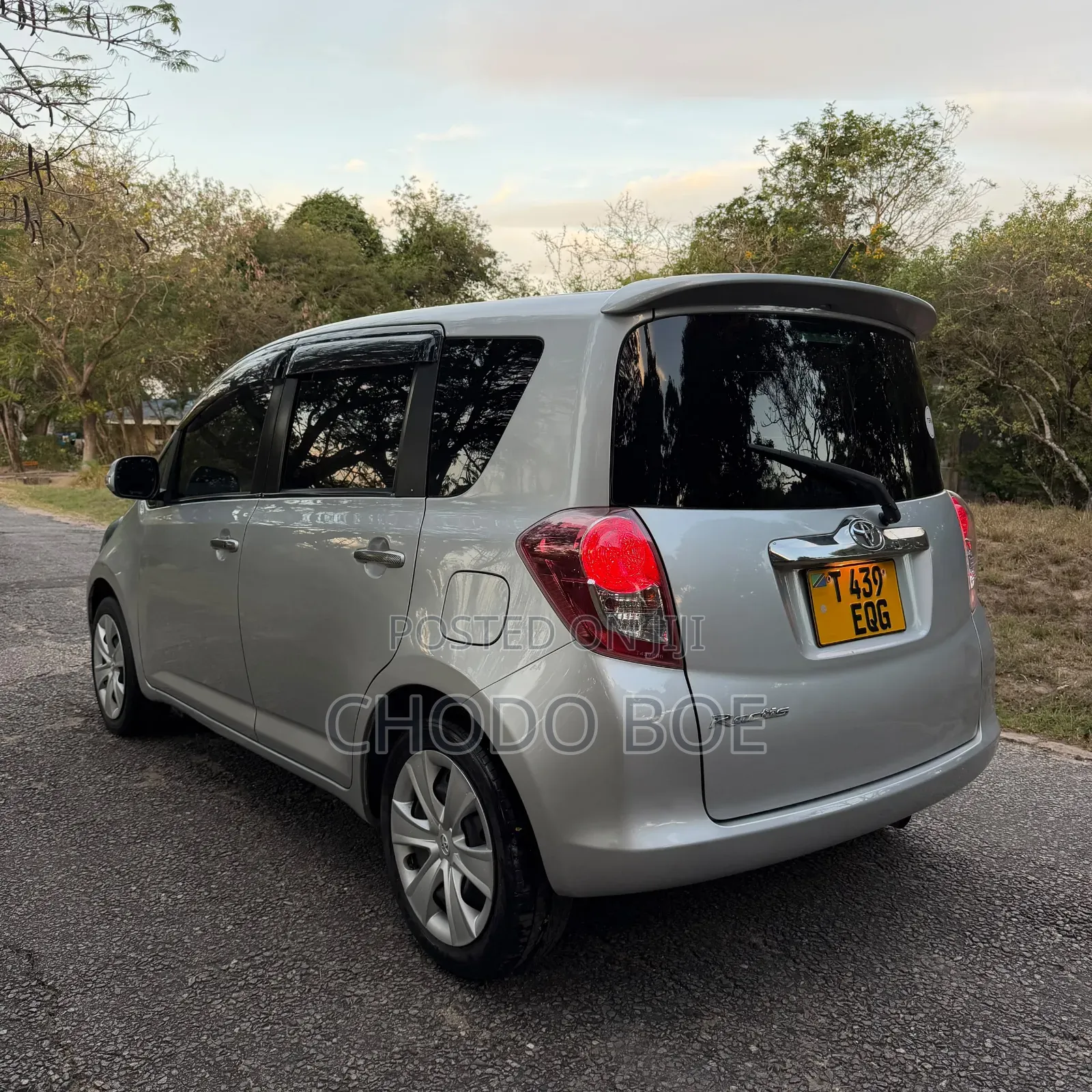 Toyota Ractis 2009 Silver