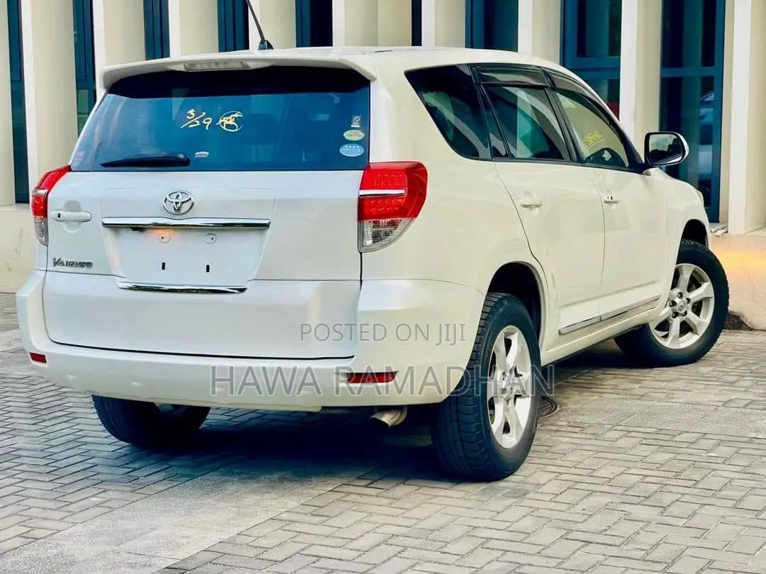 Toyota Vanguard 2011 White