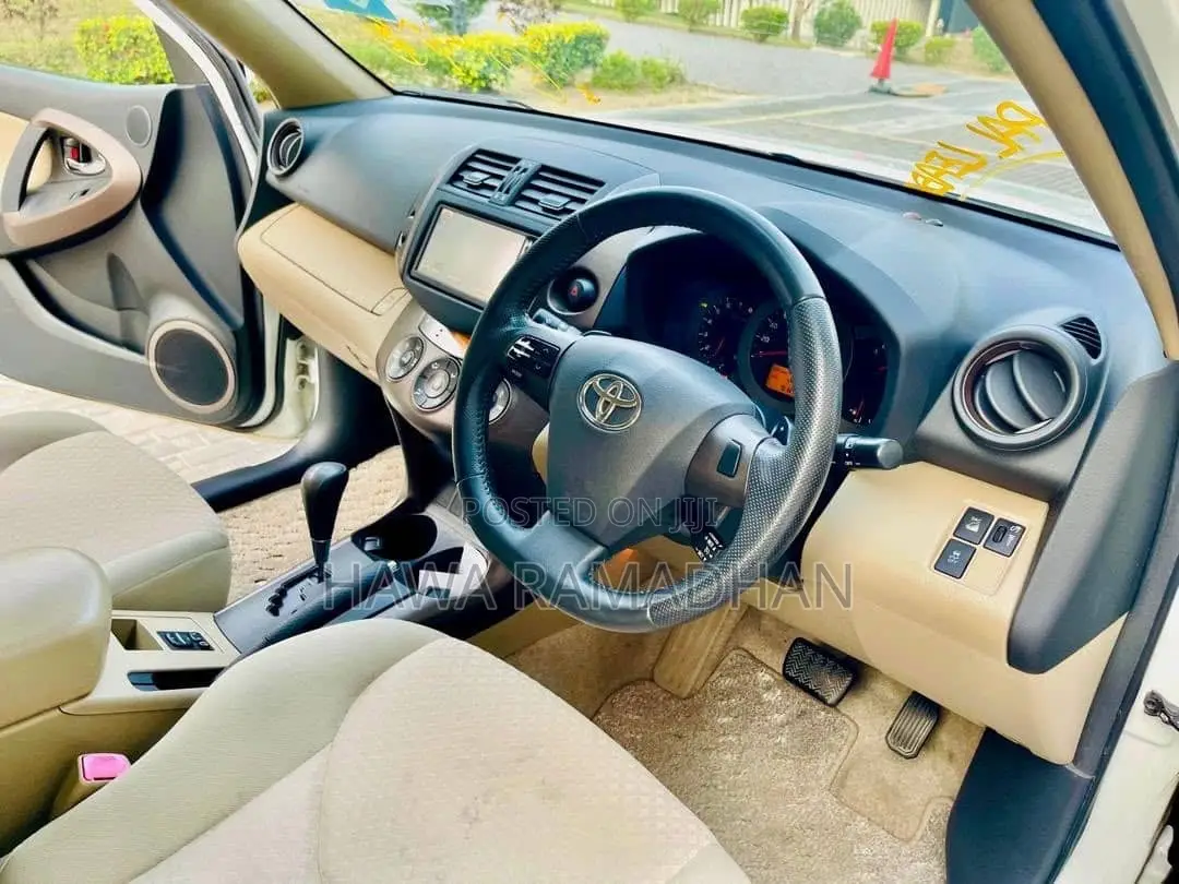 Toyota Vanguard 2011 White