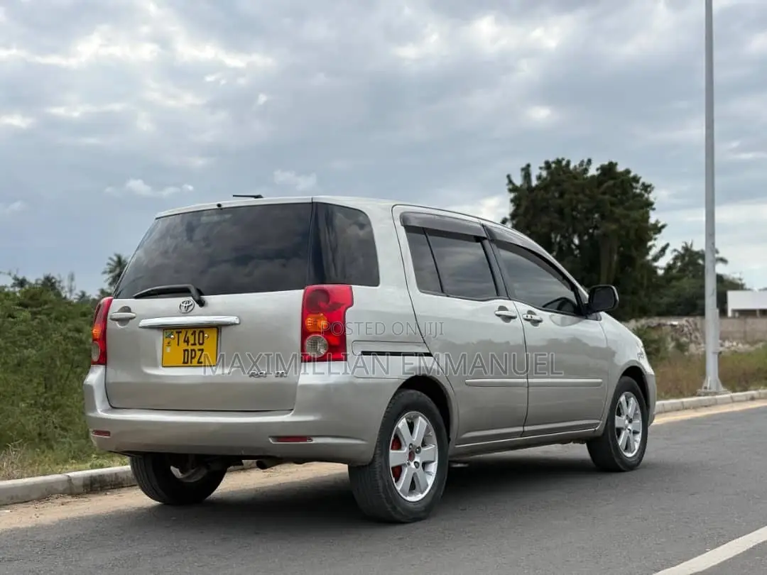 Toyota Raum 2006 Silver