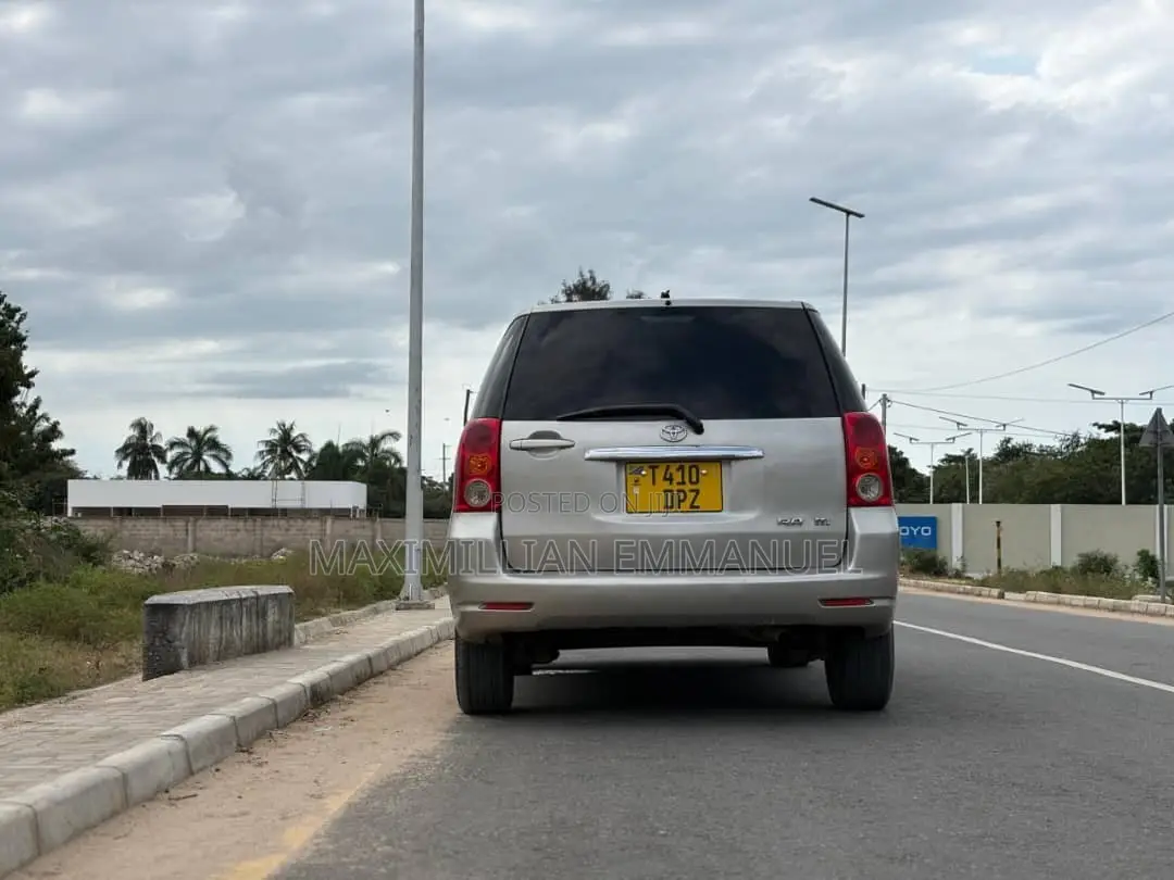 Toyota Raum 2006 Silver