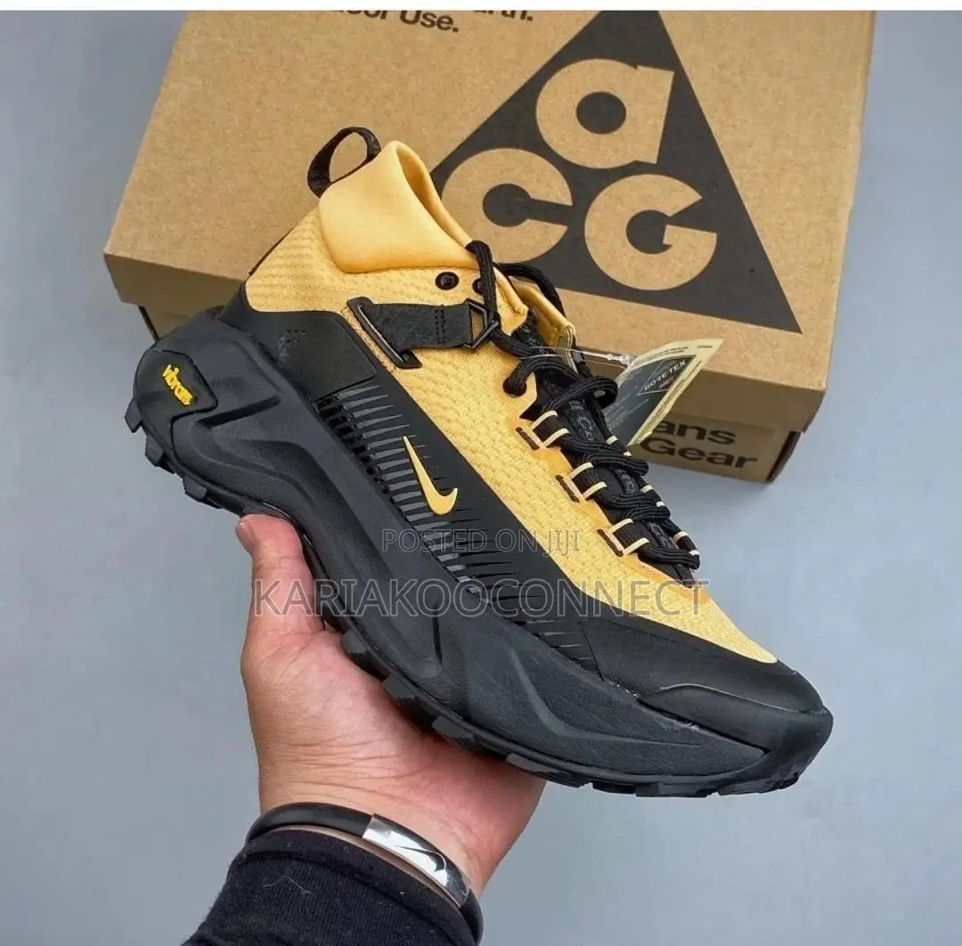 Nike ACG Mid-Top Trail Sneakers